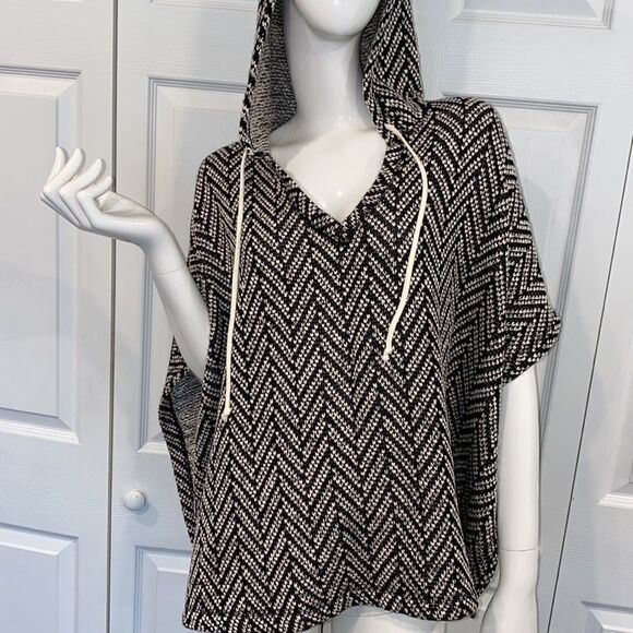 NEW VICTORIA SECRET PONCHO - Picture 5 of 6